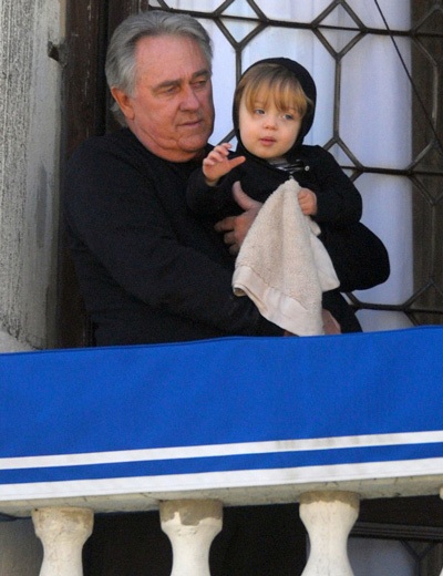 Bố mẹ Brad Pitt đến thăm cháu nội - 3