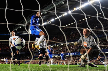 Anelka đưa Chelsea bứt xa khỏi MU - 3 Anelka đưa Chelsea bứt xa khỏi MU - 3