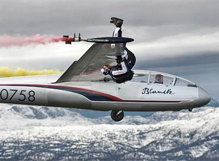 Màn hoán đổi máy bay ngoạn mục giữa lưng chừng trời - 4 Màn hoán đổi máy bay ngoạn mục giữa lưng chừng trời - 4
