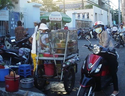 Khu “dịch tả“ vẫn tấp nập hàng rong - 2 Khu “dịch tả“ vẫn tấp nập hàng rong - 2