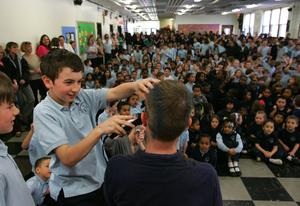 Mỹ: Học sinh cạo tóc cho thầy giáo để gây quỹ - 2 Mỹ: Học sinh cạo tóc cho thầy giáo để gây quỹ - 2