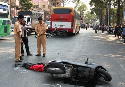 Bị cán qua đầu, cô gái trẻ tử vong tại chỗ - 1 Bị cán qua đầu, cô gái trẻ tử vong tại chỗ - 1