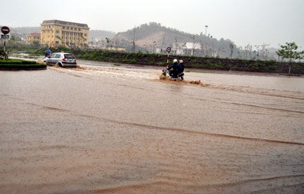 Mưa lớn, mưa đá bất ngờ đổ xuống Lào Cai - 1