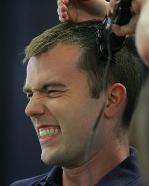 Mỹ: Học sinh cạo tóc cho thầy giáo để gây quỹ - 4 Mỹ: Học sinh cạo tóc cho thầy giáo để gây quỹ - 4