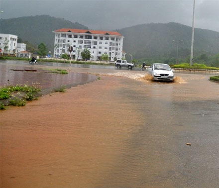 Mưa lớn, mưa đá bất ngờ đổ xuống Lào Cai - 2