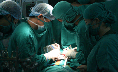 Huyện Bảo Thắng, Lào Cai sẽ giúp đỡ “em bé đánh giày” đến trường - 1