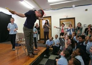 Mỹ: Học sinh cạo tóc cho thầy giáo để gây quỹ - 8 Mỹ: Học sinh cạo tóc cho thầy giáo để gây quỹ - 8