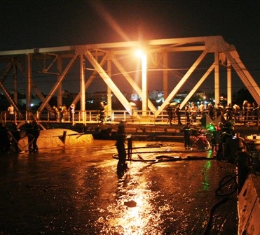 5 giờ “nghẹt thở” giải cứu cầu Bình Lợi  - 1