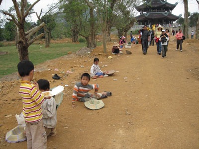 Còn quá nhiều “sạn” trên sân chùa Bái Đính - 1 Còn quá nhiều “sạn” trên sân chùa Bái Đính - 1