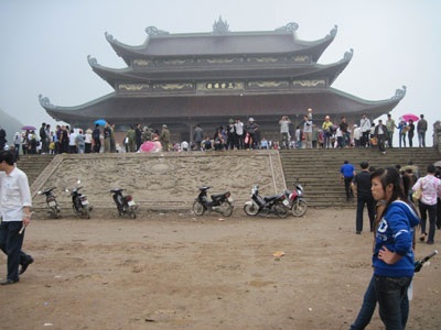 Còn quá nhiều “sạn” trên sân chùa Bái Đính - 10 Còn quá nhiều “sạn” trên sân chùa Bái Đính - 10