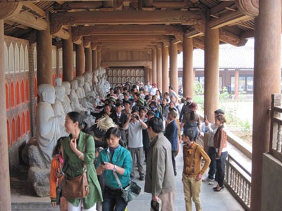 Còn quá nhiều “sạn” trên sân chùa Bái Đính - 4 Còn quá nhiều “sạn” trên sân chùa Bái Đính - 4