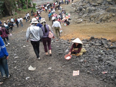 Còn quá nhiều “sạn” trên sân chùa Bái Đính - 6 Còn quá nhiều “sạn” trên sân chùa Bái Đính - 6