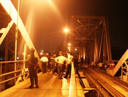 5 giờ “nghẹt thở” giải cứu cầu Bình Lợi  - 2