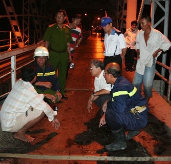 5 giờ “nghẹt thở” giải cứu cầu Bình Lợi  - 3