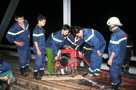 5 giờ “nghẹt thở” giải cứu cầu Bình Lợi  - 4