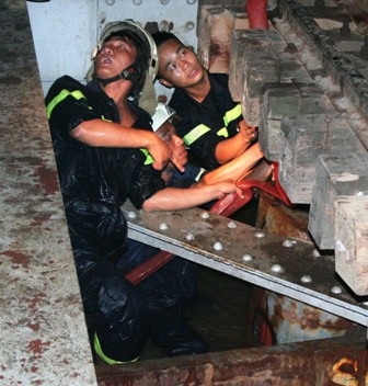 5 giờ “nghẹt thở” giải cứu cầu Bình Lợi  - 5