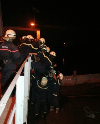 5 giờ “nghẹt thở” giải cứu cầu Bình Lợi  - 7