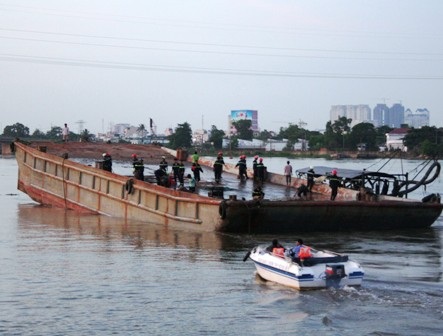 5 giờ “nghẹt thở” giải cứu cầu Bình Lợi  - 8