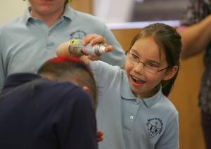 Mỹ: Học sinh cạo tóc cho thầy giáo để gây quỹ - 1 Mỹ: Học sinh cạo tóc cho thầy giáo để gây quỹ - 1