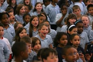 Mỹ: Học sinh cạo tóc cho thầy giáo để gây quỹ - 5 Mỹ: Học sinh cạo tóc cho thầy giáo để gây quỹ - 5