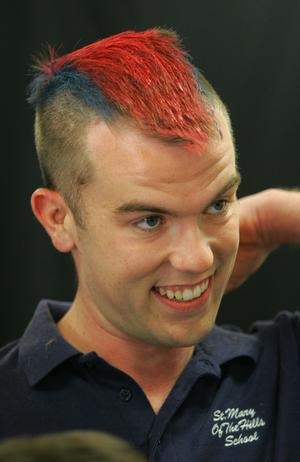 Mỹ: Học sinh cạo tóc cho thầy giáo để gây quỹ - 6 Mỹ: Học sinh cạo tóc cho thầy giáo để gây quỹ - 6