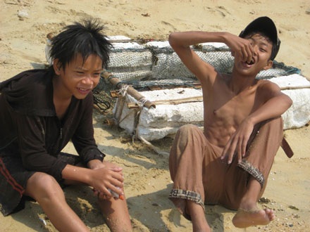 Cứ nghỉ học lại lặn biển vớt rong - 3 Cứ nghỉ học lại lặn biển vớt rong - 3