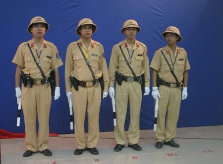 Trang bị mũ cối cho toàn bộ CSGT Hà Nội - 2 Trang bị mũ cối cho toàn bộ CSGT Hà Nội - 2