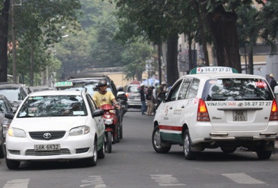Loạn taxi “dù” nhái hãng có thương hiệu - 1 Loạn taxi “dù” nhái hãng có thương hiệu - 1