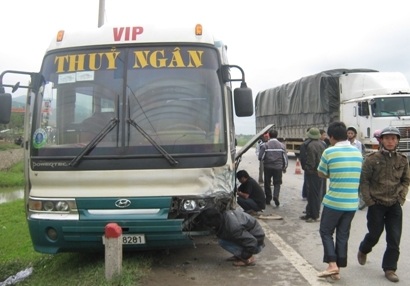 Xe khách tông nát ôtô con, 3 người tử nạn  - 2