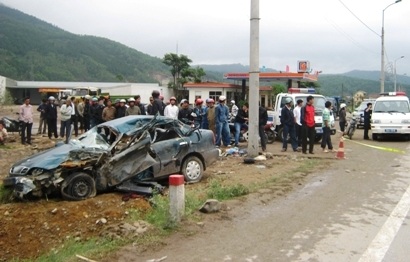 Xe khách tông nát ôtô con, 3 người tử nạn  - 1