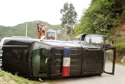 Xe cảnh sát 113 lật ngửa trên đường - 1