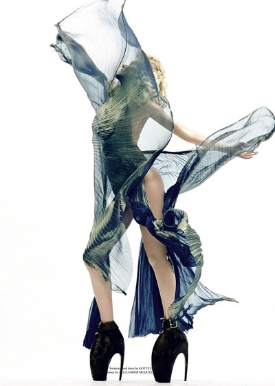 Alyona Osmanova bay bổng trên Tank - 6 Alyona Osmanova bay bổng trên Tank - 6