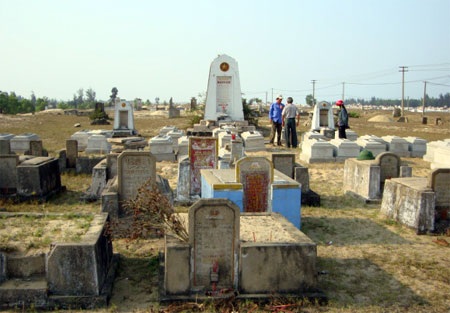 Hơn 30 ngôi mộ đào lên rồi… để đó! - 1