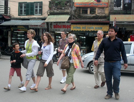 Sạch bóng “nữ quái”, du khách thảnh thơi thăm phố cổ - 3