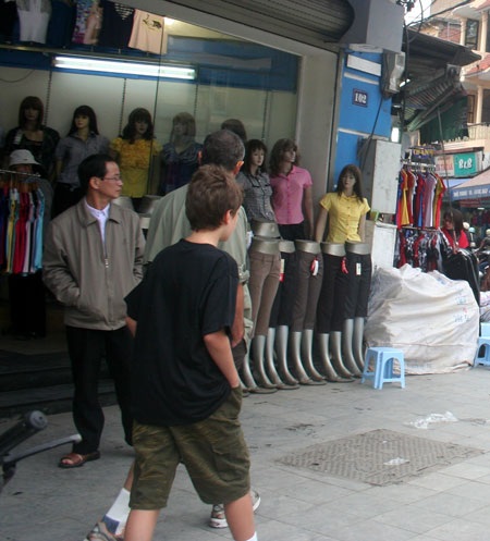 Sạch bóng “nữ quái”, du khách thảnh thơi thăm phố cổ - 4