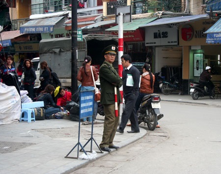 Sạch bóng “nữ quái”, du khách thảnh thơi thăm phố cổ - 2