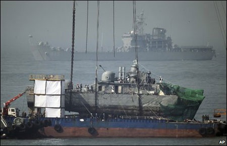 "Nổ bên ngoài đánh đắm tàu chiến Hàn Quốc" - 1