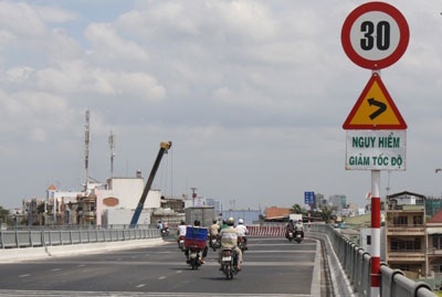 Cảnh giác với “khúc cua tử thần” trên cầu - 2 Cảnh giác với “khúc cua tử thần” trên cầu - 2