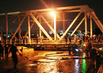 Tài công chủ quan, sà lan “đội” cầu Bình Lợi - 1 Tài công chủ quan, sà lan “đội” cầu Bình Lợi - 1