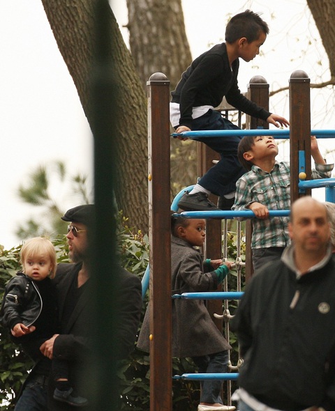 Gia đình Brad Pitt vui chơi tại Ý - 13 Gia đình Brad Pitt vui chơi tại Ý - 13