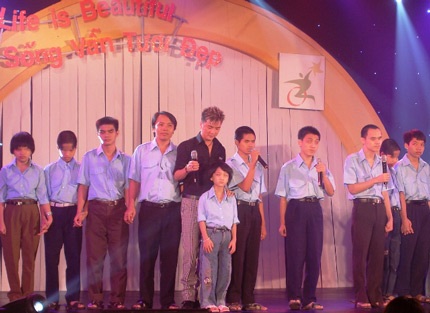 Đàm Vĩnh Hưng hát cùng trẻ khuyết tật - 1 Đàm Vĩnh Hưng hát cùng trẻ khuyết tật - 1