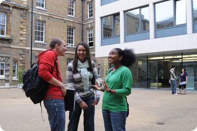 Cơ hội học bổng toàn phần trường đại học Roehampton, London - 1