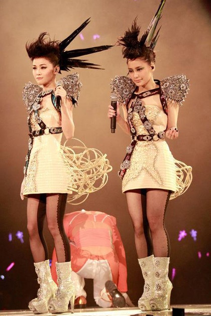 Fan “mãn nhãn” với đêm diễn đầu tiên của nhóm Twins - 19 Fan “mãn nhãn” với đêm diễn đầu tiên của nhóm Twins - 19