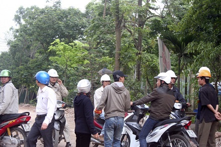 Ảnh hiện trường vụ sập dầm cầu Thanh Trì - 4 Ảnh hiện trường vụ sập dầm cầu Thanh Trì - 4