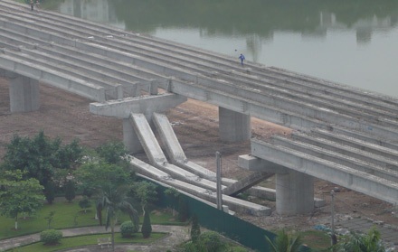 Ảnh hiện trường vụ sập dầm cầu Thanh Trì - 1 Ảnh hiện trường vụ sập dầm cầu Thanh Trì - 1