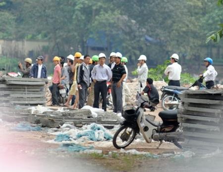 Sập một nhịp dẫn cầu Thanh Trì - 2 Sập một nhịp dẫn cầu Thanh Trì - 2