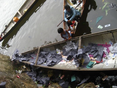 Ngập rác ở lễ hội điện Hòn Chén - 4 Ngập rác ở lễ hội điện Hòn Chén - 4