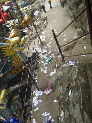 Ngập rác ở lễ hội điện Hòn Chén - 1 Ngập rác ở lễ hội điện Hòn Chén - 1