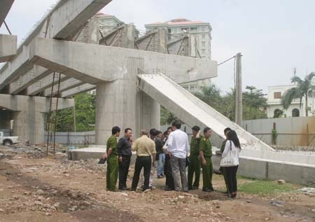 Công an Hà Nội điều tra nguyên nhân sập dầm cầu Thanh Trì - 1