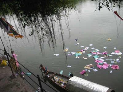 Ngập rác ở lễ hội điện Hòn Chén - 8 Ngập rác ở lễ hội điện Hòn Chén - 8